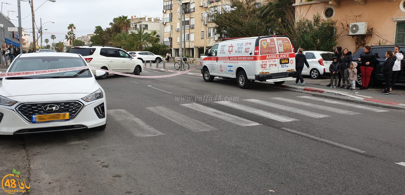 فيديو: حالة من الهلع اثر اصطدام سيارة بمجموعة سيارات وحافلة في شارع ييفت